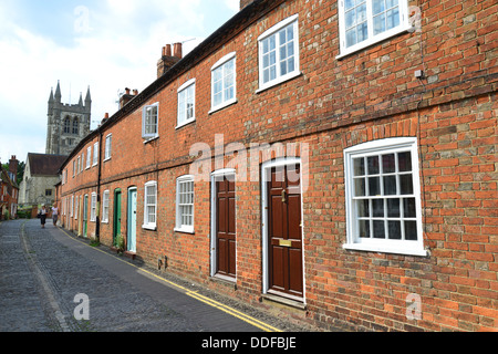 Reihenhäuser und Pfarrkirche von St. Andrews, Lower Church Lane, Farnham, Surrey, England, Vereinigtes Königreich Stockfoto