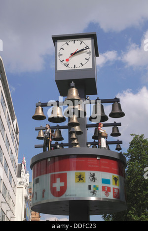 Schweizer Glockenspiel Uhr Leicester Square in London Stockfoto