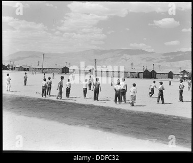 Dieses Foto aus dem Manzanar Relocation Center zeigt Internierte beim Baseball, eine beliebte Freizeitaktivität im Camp. Sportarten wie Baseball trugen dazu bei, die Moral der Japaner während ihrer Internierung aufrechtzuerhalten. Stockfoto