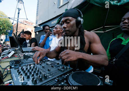 Disc-Jockey beim open Air Konzert in Notting Hill Festival Stockfoto