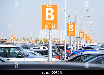 Lange Laufzeit Flughafen Parken, Heathrow, London, England, UK Stockfoto