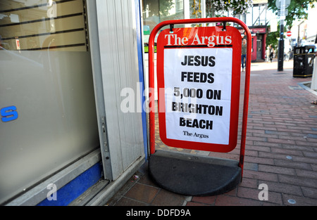 Die Brighton Argus Zeitung Postertafel mit der Schlagzeile Jesus ernährt 5000 auf Brighton Beach Stockfoto