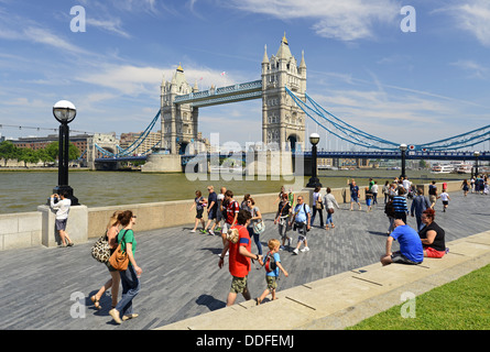Tower Bridge, London, Touristen Fuß vorbei an der Tower Bridge in London, England, UK Stockfoto
