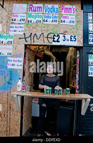 Pop-up Shop verkaufen Getränke und Alkohol während Notting Hill Festival Stockfoto