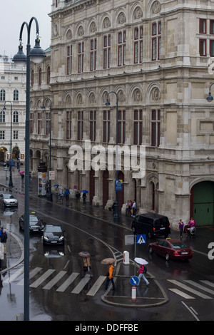 Dach-Draufsicht des Vienna State Opera House im Regen Stockfoto