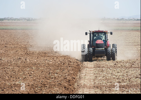 Traktor Pflügen im Feld Maricopa, Arizona Stockfoto