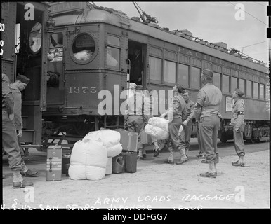 San Pedro, Kalifornien. Army Militärpolizei laden das letzte Gepäck Zugehörigkeit zu evakuierte der japanischen... 536781 Stockfoto