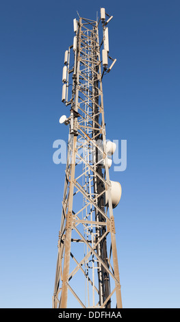 Funkturm Kommunikation mit Geräten vor blauem Himmel Stockfoto