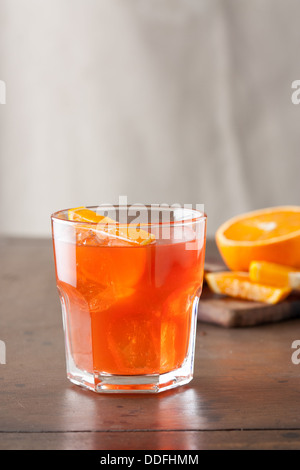 Klassische Spritz cocktail mit einer Orangenscheibe auf Holztisch Stockfoto