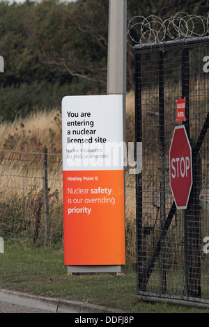 Melden Sie sich am Eingang zum Atomkraftwerk Hinkley Point. Somerset. UK Stockfoto