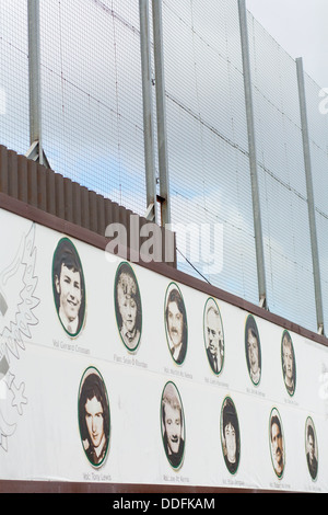 Garten-ein Denkmal und ein Denkmal für die Clonard in West Belfast Keps die Erinnerung an den Tod 1969 in Bombay Street Märtyrer Stockfoto