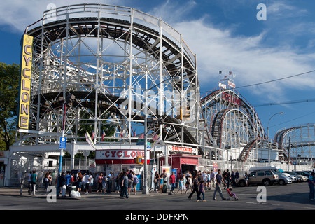 CYCLONE ACHTERBAHN (©VERNON KEENAN 1927) ASTROLAND VERGNÜGUNGSPARK CONEY ISLAND BROOKLYN NEW YORK USA Stockfoto