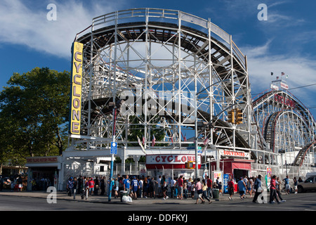 CYCLONE ACHTERBAHN (©VERNON KEENAN 1927) ASTROLAND VERGNÜGUNGSPARK CONEY ISLAND BROOKLYN NEW YORK USA Stockfoto