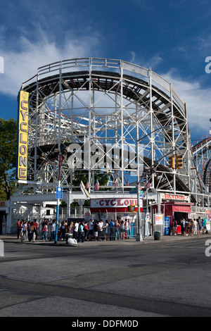 CYCLONE ACHTERBAHN (©VERNON KEENAN 1927) ASTROLAND VERGNÜGUNGSPARK CONEY ISLAND BROOKLYN NEW YORK USA Stockfoto