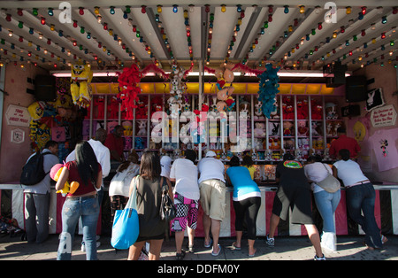 OLD FASHIONED ARCADE SHOOTING GALLERY DENOS AMUSEMENT PARK CONEY ISLAND BROOKLYN NEW YORK USA Stockfoto