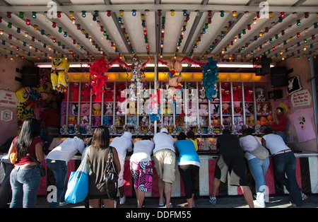 OLD FASHIONED ARCADE SHOOTING GALLERY DENOS AMUSEMENT PARK CONEY ISLAND BROOKLYN NEW YORK USA Stockfoto