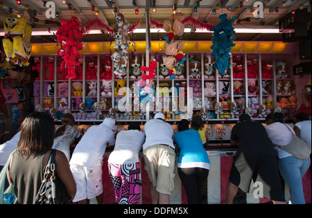 OLD FASHIONED ARCADE SHOOTING GALLERY DENOS AMUSEMENT PARK CONEY ISLAND BROOKLYN NEW YORK USA Stockfoto