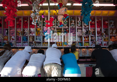 OLD FASHIONED ARCADE SHOOTING GALLERY DENOS AMUSEMENT PARK CONEY ISLAND BROOKLYN NEW YORK USA Stockfoto