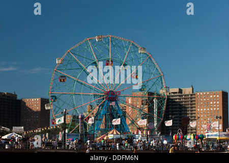 DENO ES WONDER WHEEL AMUSEMENT PARK CONEY ISLAND BROOKLYN NEW YORK CITY USA Stockfoto