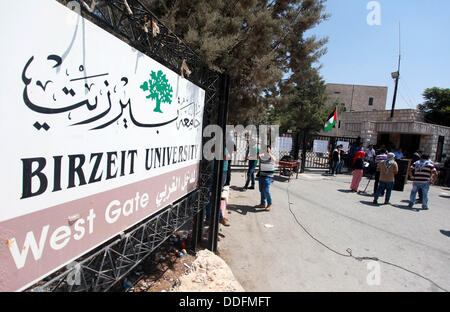 Ramallah, Westjordanland, Palästinensische Gebiete. 2. September 2013. Palästinensischen Studenten der Birzeit Universität vor ihrer Hochschule stehen, wie sie gegen Aufgang der Studiengebühren, in der Nähe der West Bank Stadt Ramallah, 2. September 2013 protestieren © Issam Rimawi/APA Images/ZUMAPRESS.com/Alamy Live News Stockfoto