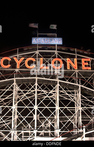 CYCLONE ACHTERBAHN (©VERNON KEENAN 1927) ASTROLAND VERGNÜGUNGSPARK CONEY ISLAND BROOKLYN NEW YORK USA Stockfoto