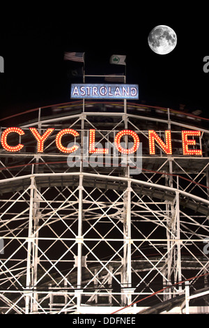 CYCLONE ACHTERBAHN (©VERNON KEENAN 1927) ASTROLAND VERGNÜGUNGSPARK CONEY ISLAND BROOKLYN NEW YORK USA Stockfoto