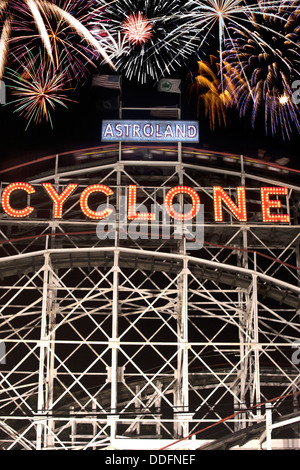 CYCLONE ACHTERBAHN (©VERNON KEENAN 1927) ASTROLAND VERGNÜGUNGSPARK CONEY ISLAND BROOKLYN NEW YORK USA Stockfoto