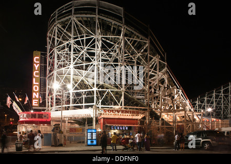 CYCLONE ACHTERBAHN (©VERNON KEENAN 1927) ASTROLAND VERGNÜGUNGSPARK CONEY ISLAND BROOKLYN NEW YORK USA Stockfoto