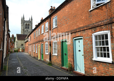 Reihenhäuser und Pfarrkirche von St. Andrews, Lower Church Lane, Farnham, Surrey, England, Vereinigtes Königreich Stockfoto