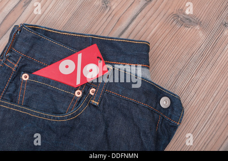 Red Sale-Tag mit Prozentsatz-Symbol in der Blue Jeans Tasche - Exemplar Stockfoto