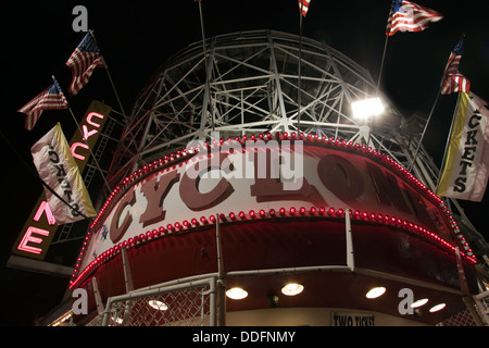 CYCLONE ACHTERBAHN (©VERNON KEENAN 1927) ASTROLAND VERGNÜGUNGSPARK CONEY ISLAND BROOKLYN NEW YORK USA Stockfoto