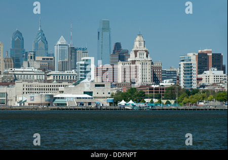 2010 HISTORISCHE SKYLINE DER INNENSTADT DELAWARE RIVER PHILADELPHIA PENNSYLVANIA USA Stockfoto