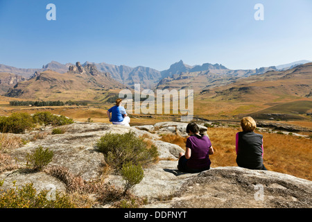 Drei weibliche Wanderer ruhen auf einem Plateau in den Drakensbergen in Südafrika Stockfoto