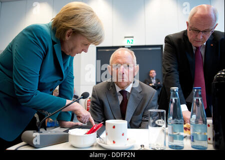 Berlin, Deutschland. 2. August 2013. Bundeskanzlerin Angela Merkel (alle CDU, L-R), Bundesminister der Finanzen Wolfgang Schaeuble und Vorsitzender der CDU/CSU-Bundestagsfraktion Volker Kauder besuchen eine parlamentarische Partei Sitzung der CDU/CSU im Bundestag in Berlin, Deutschland, 2. August 2013. Foto: MAURIZIO GAMBARINI/Dpa/Alamy Live News Stockfoto