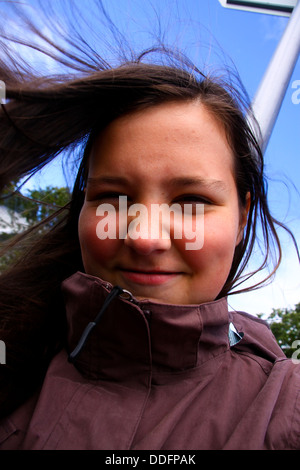 Junges Mädchen Gesicht in lustigen Ausdruck zu vermasseln Stockfoto