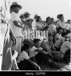 Manzanar Relocation Center, Manzanar, Kalifornien. Evakuierten japanischer Abstammung erfreuen sich eine Basis... 538070 Stockfoto