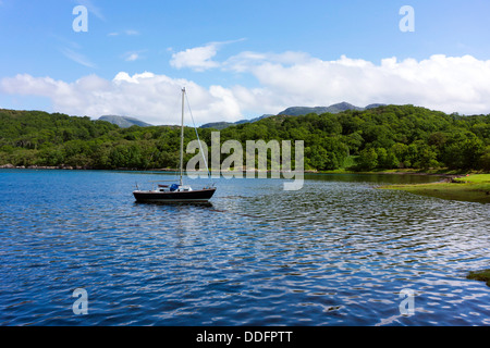 Kleines Boot in der Bucht, Yacht, blauer Himmel und Meer, Gairloch, Nordwesten Schottlands Stockfoto