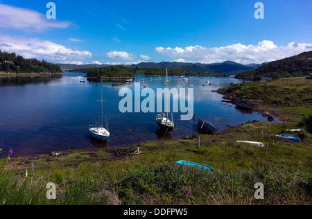 Kleine Boote in der Bucht, blauer Himmel und Meer, Gairloch, Nordwesten Schottlands Stockfoto