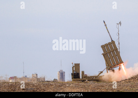 Mit der Zunahme der Spannungen in Syrien hat Israel Iron Dome Einheiten um Nordisrael aus syrischen Raketen schützen umgeschichtet. Stockfoto