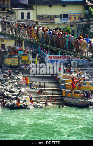 Pilger, die über die Brücke in Rishikesh, Indien Stockfoto