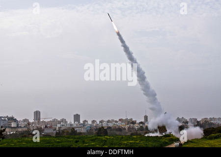 Mit der Zunahme der Spannungen in Syrien hat Israel Iron Dome Einheiten um Nordisrael aus syrischen Raketen schützen umgeschichtet. Stockfoto