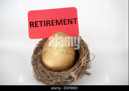 Vorsorgekonzept mit goldenen Ei in das Nest des Vogels Stockfoto