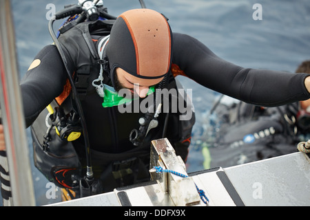 Junger Mann immer bereit zum Tauchen im Meer Stockfoto