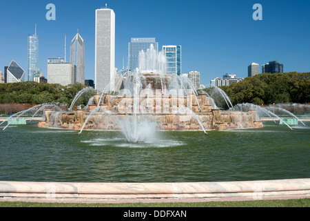 BUCKINGHAM BRUNNEN (© EDWARD BENNETT / MARCEL LOYAU 1927) GRANT PARK SKYLINE VON DOWNTOWN CHICAGO ILLINOIS USA Stockfoto