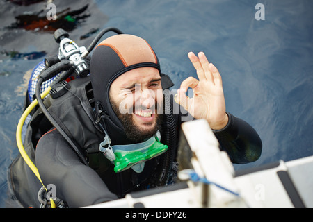 Junger Mann immer bereit zum Tauchen im Meer Stockfoto