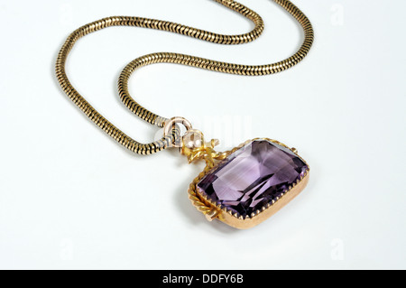 Rechteckigen Amethyst-Anhänger an einer Schlangenkette vor einem weißen Hintergrund. Stockfoto