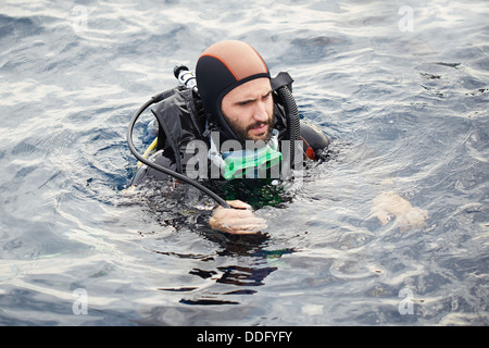 Junger Mann tauchen im Meer Stockfoto