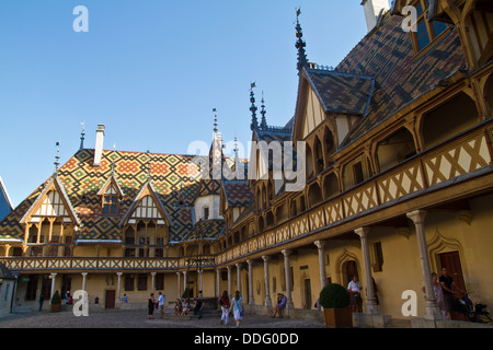 Hof im Inneren der Hospices de Beaune 1443 Frankreich gegründet Stockfoto