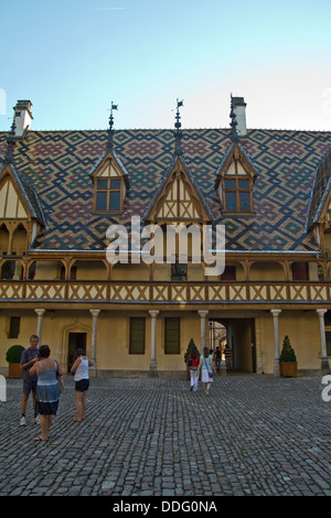 Hof im Inneren der Hospices de Beaune 1443 Frankreich gegründet Stockfoto