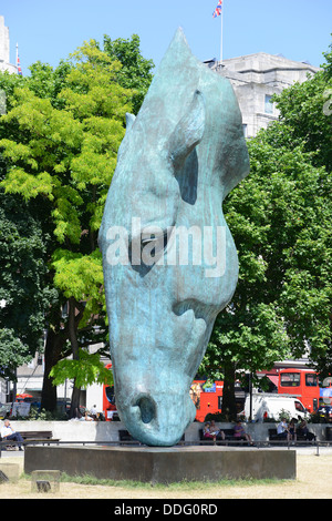 Pferd Kopf Trinkwasser Bronzeskulptur, "Stilles Wasser" von Nic Fiddian-Green bei Mable Arch, London, England, UK Stockfoto